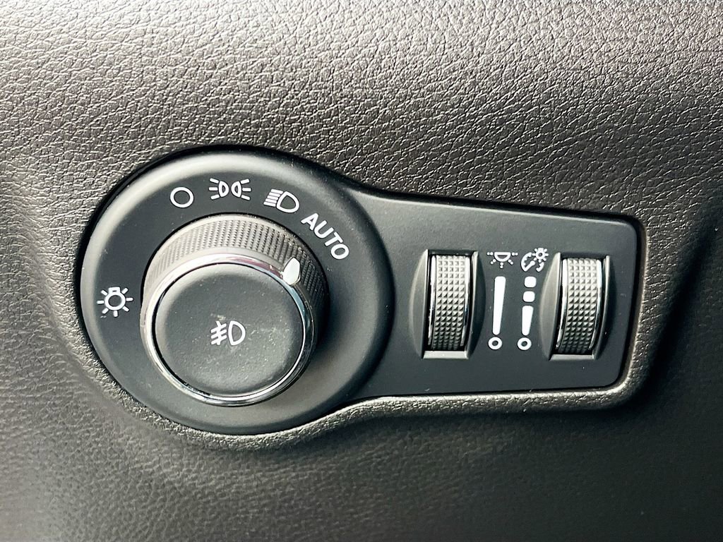 Used 2025 Jeep Compass Latitude image 10