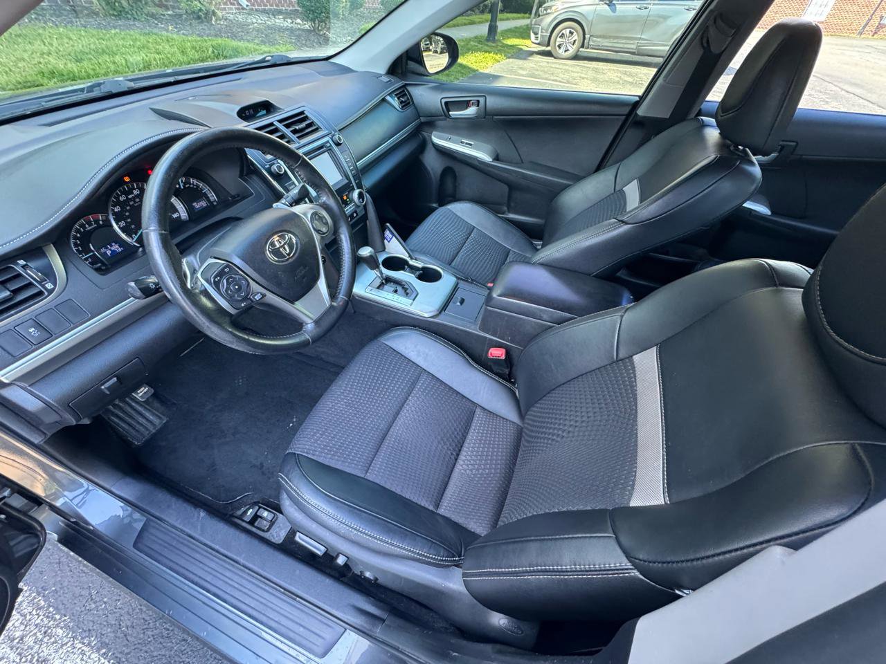 Used 2012 Toyota Camry SE FWD image 29