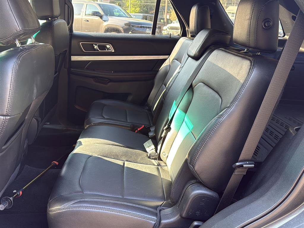 Used 2017 Ford Explorer XLT w/ Equipment Group 202A AWD/4WD image 8