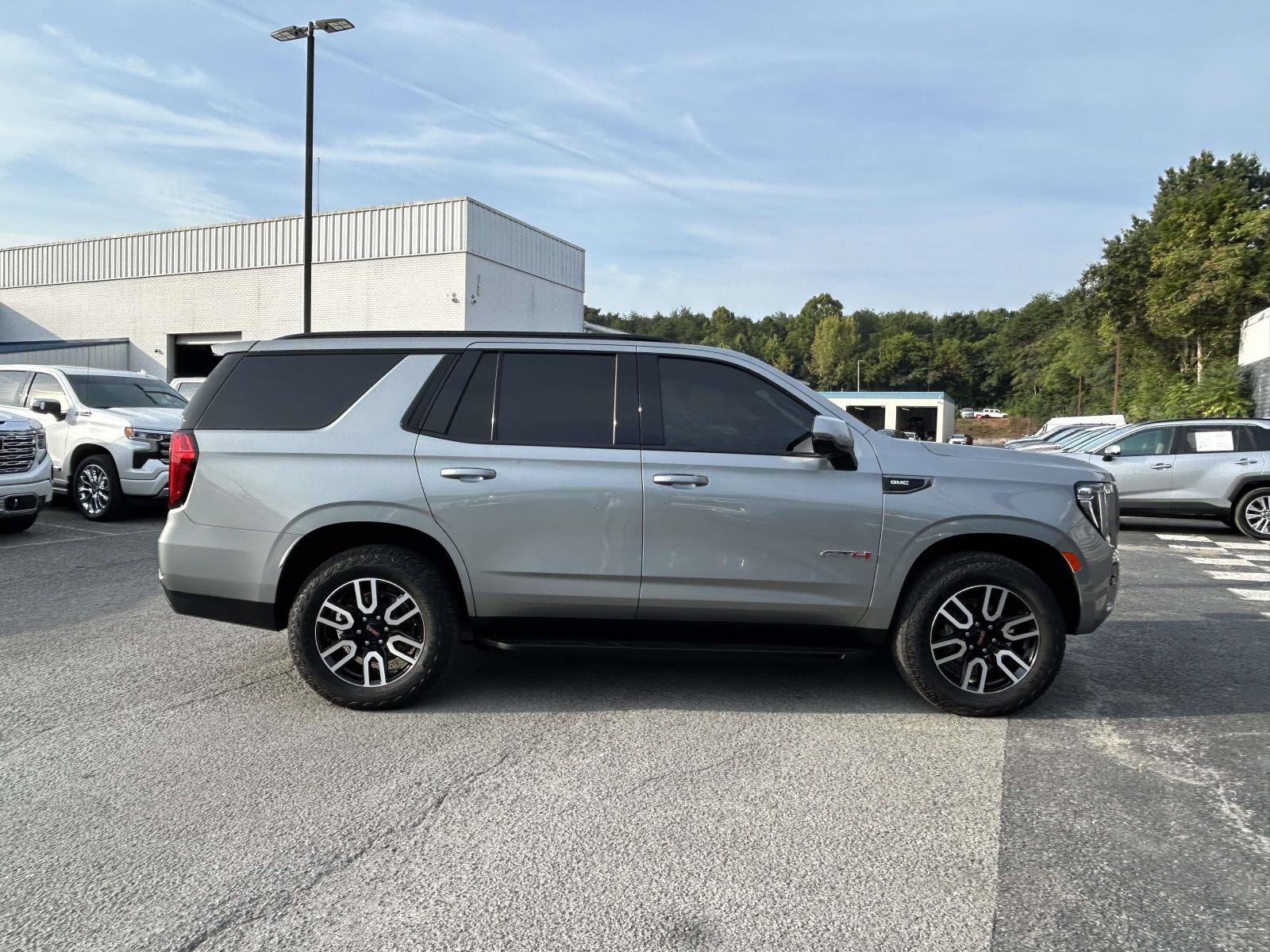 Used 2024 GMC Yukon AT4 AWD/4WD image 8