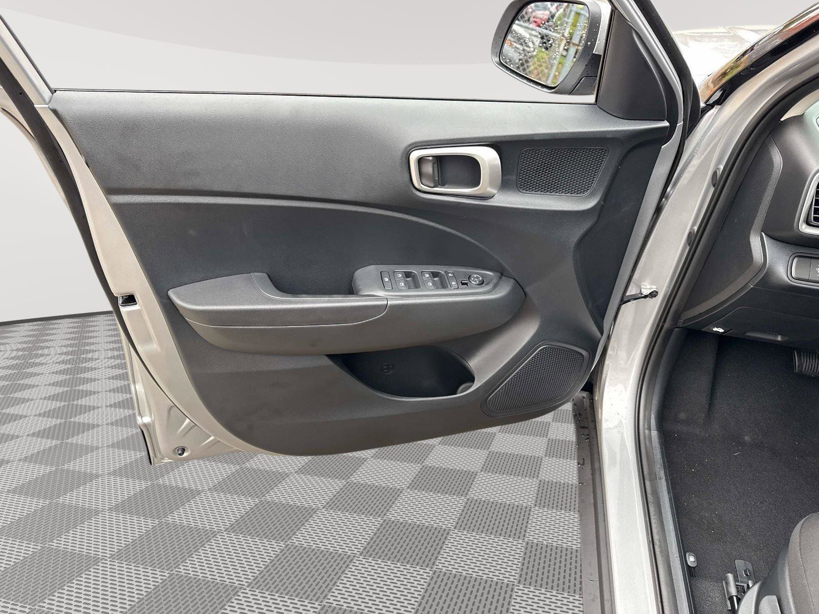 Used 2026 Hyundai Venue SE FWD image 17