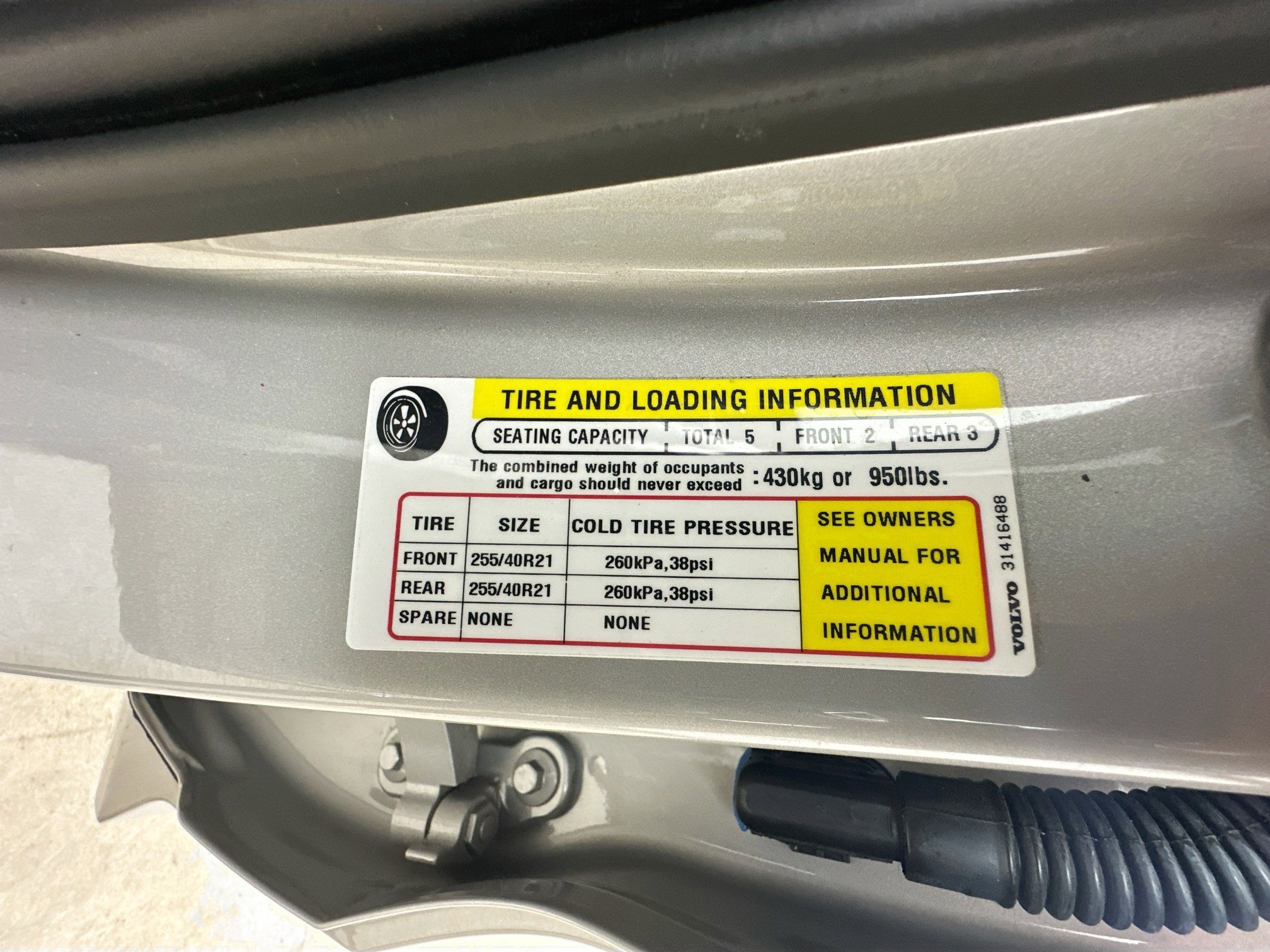 Used 2022 Volvo XC60 T8 R-Design w/ Advanced Package image 11