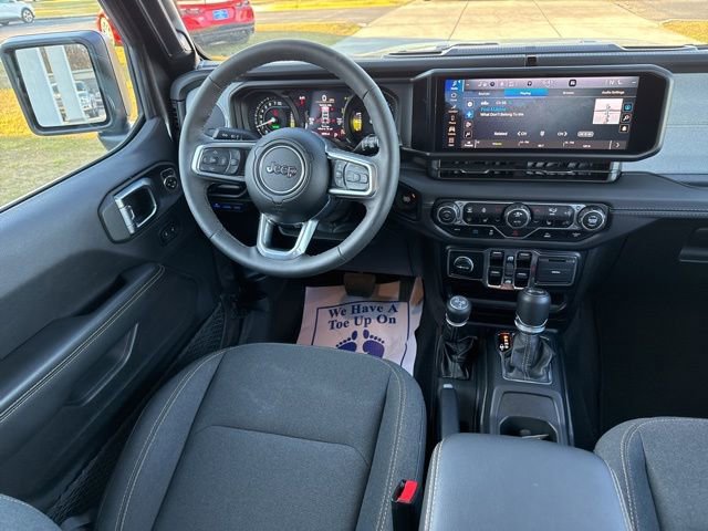 Used 2025 Jeep Wrangler Unlimited Sahara image 14