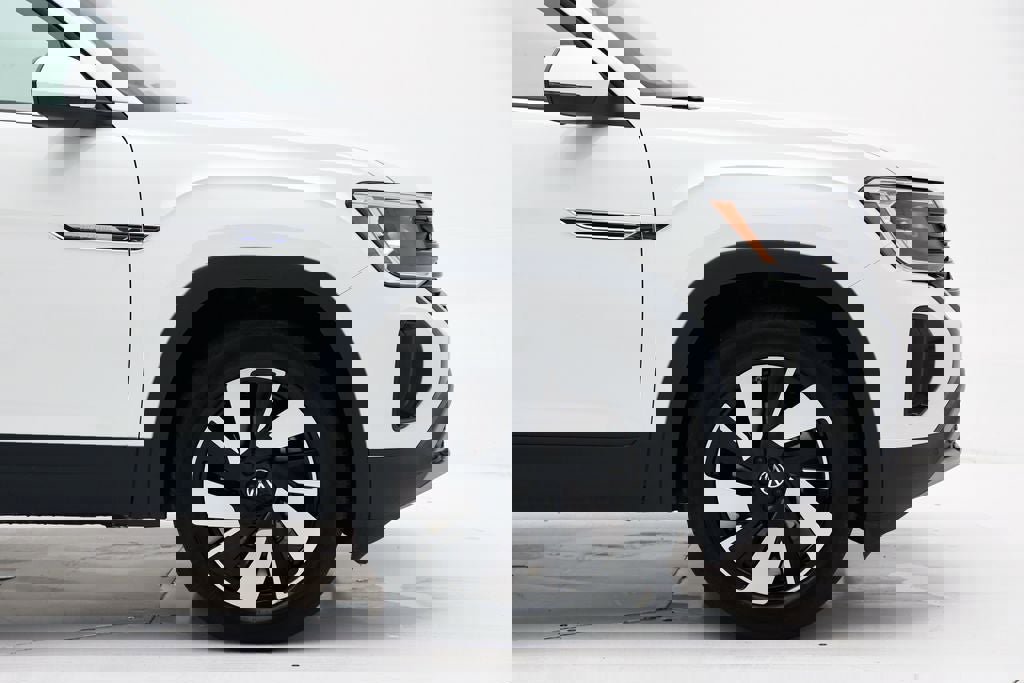 Used 2025 Volkswagen Atlas Cross Sport SE image 3