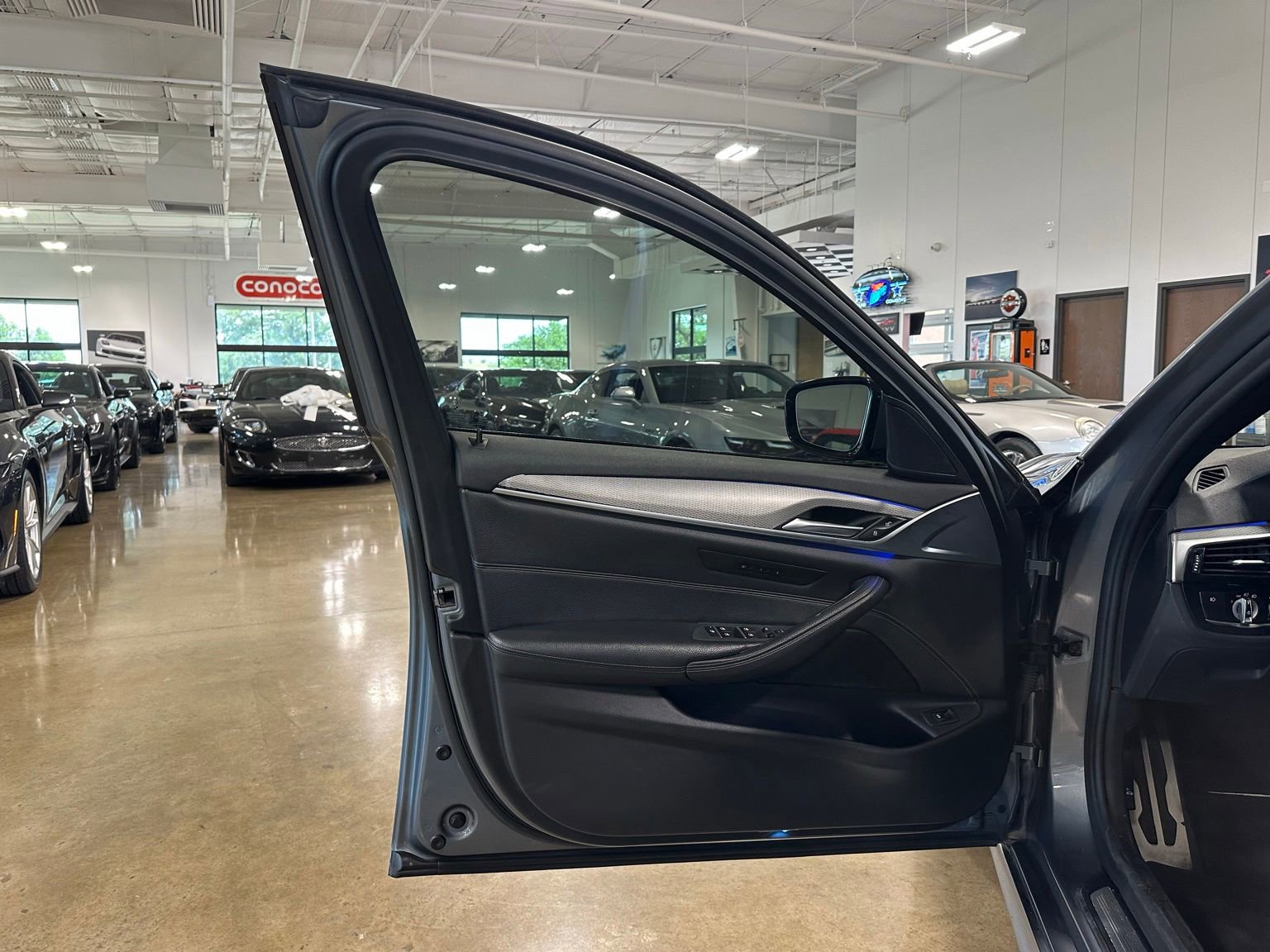 Used 2018 BMW 530i w/ M Sport Package RWD image 11