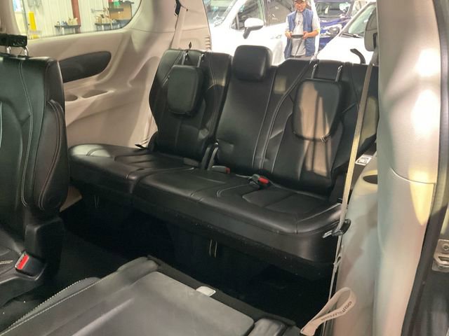 Used 2023 Chrysler Pacifica Touring-L image 5