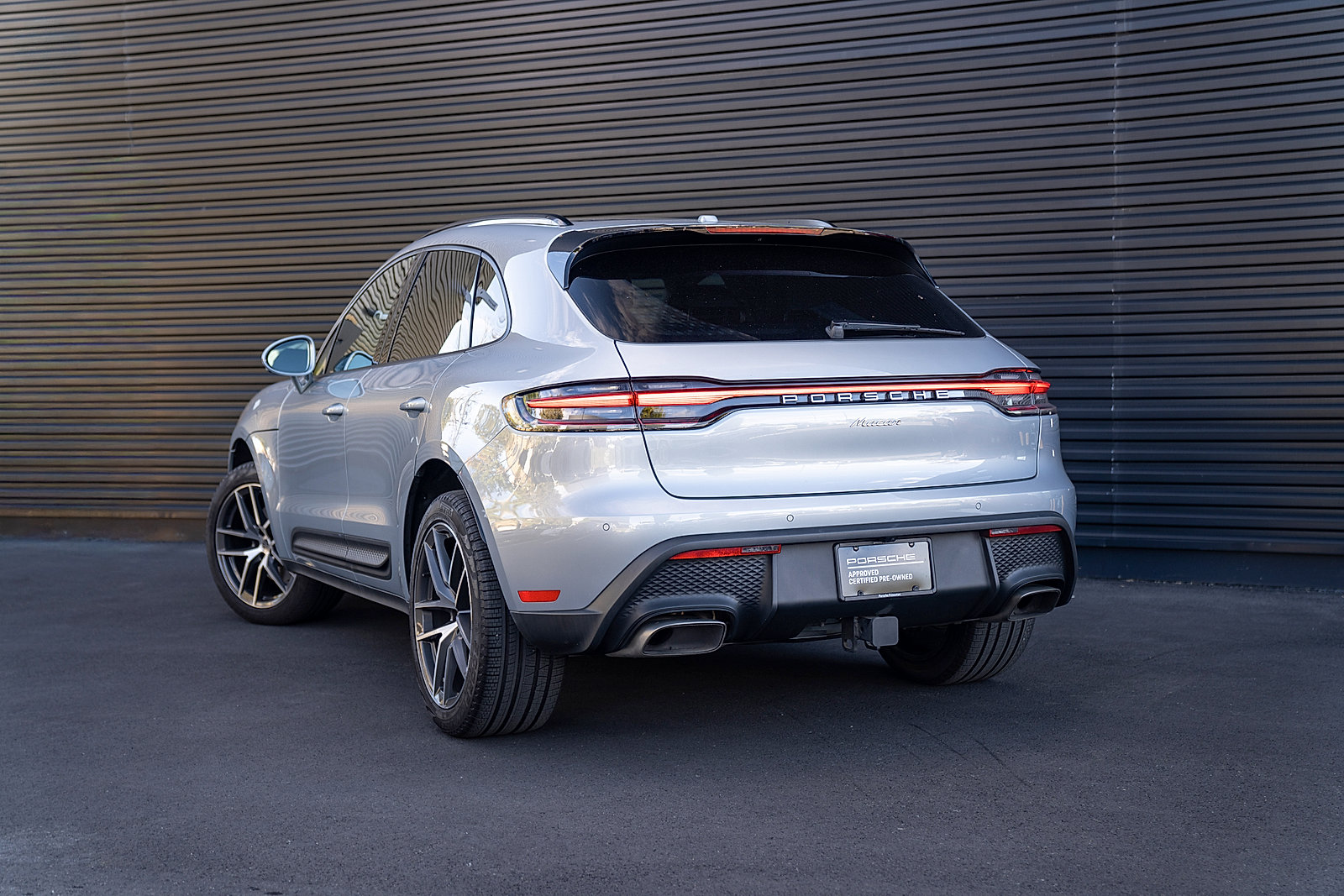 Certified 2025 Porsche Macan image 3