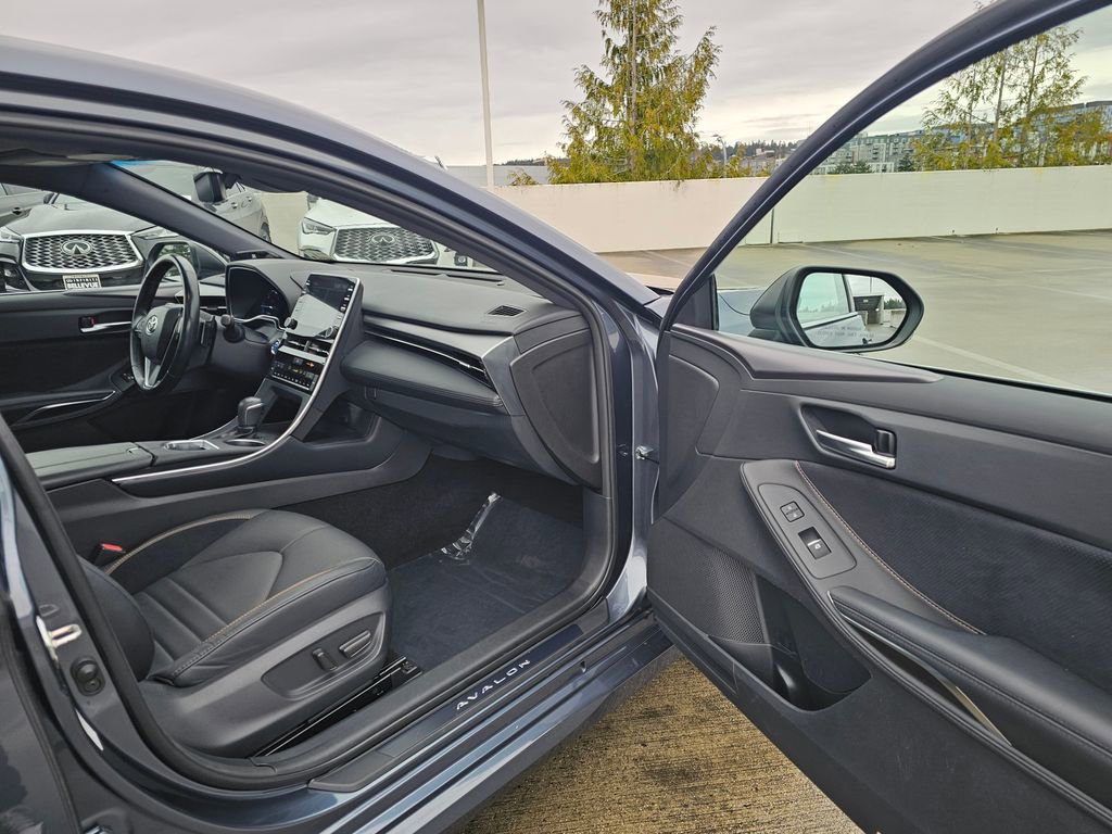 Used 2019 Toyota Avalon XSE image 12