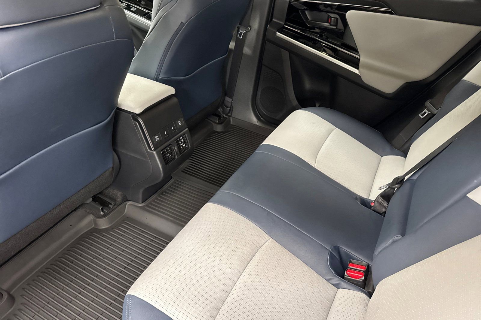 Used 2024 Subaru Solterra Limited image 16