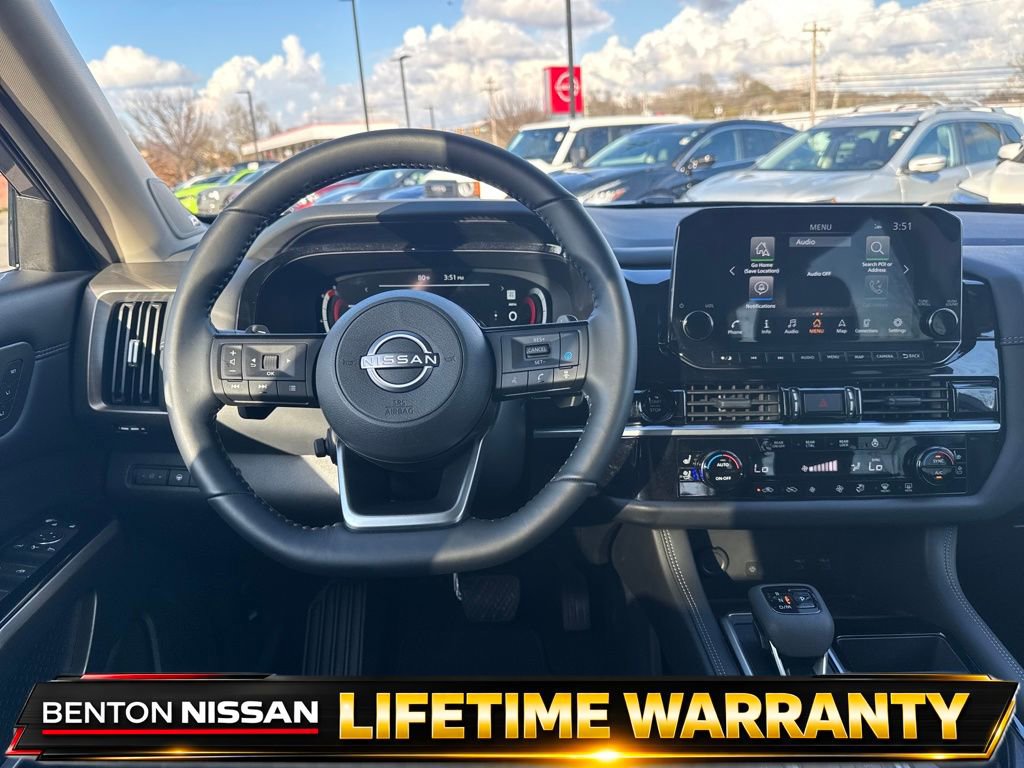 Used 2025 Nissan Pathfinder Platinum w/ Black Appearance Package image 14