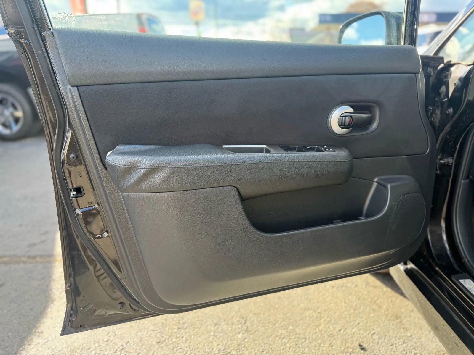 Used 2011 Nissan Versa SL w/ Premium Pkg FWD image 7