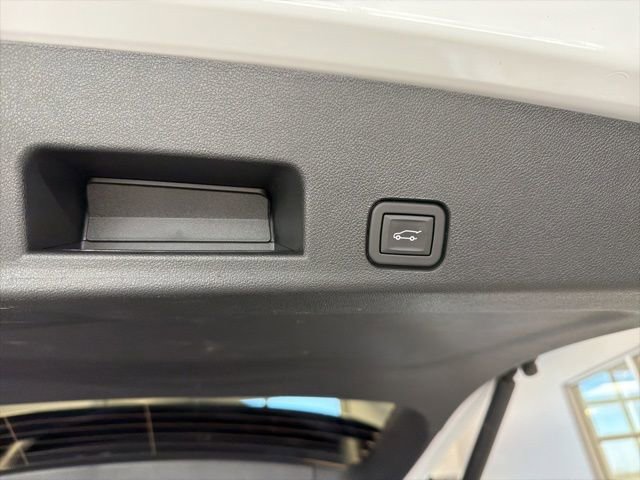 Used 2025 GMC Acadia AT4 w/ Luxury Package image 22