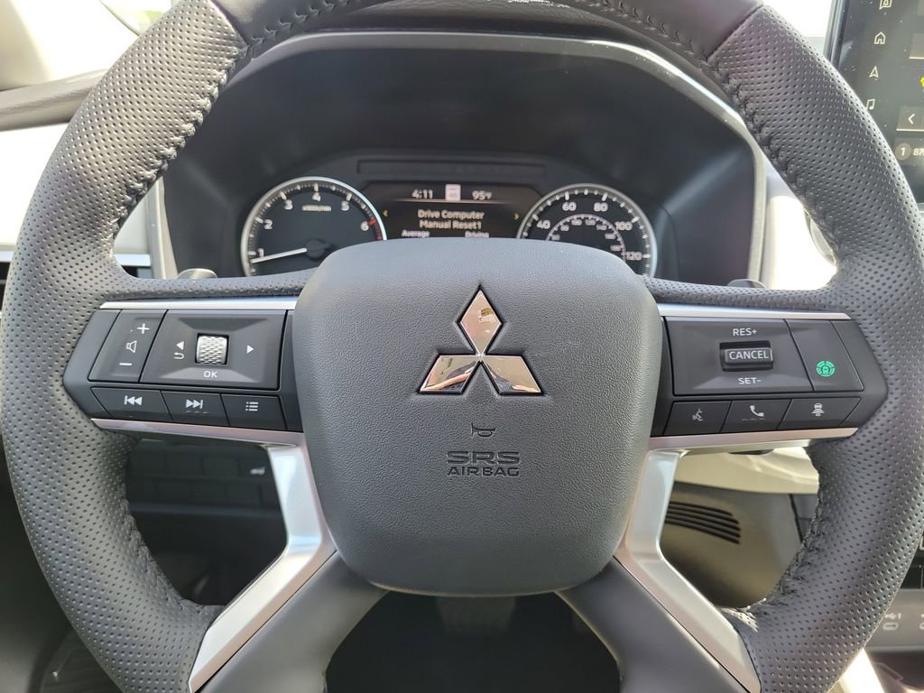 New 2025 Mitsubishi Outlander SE image 14