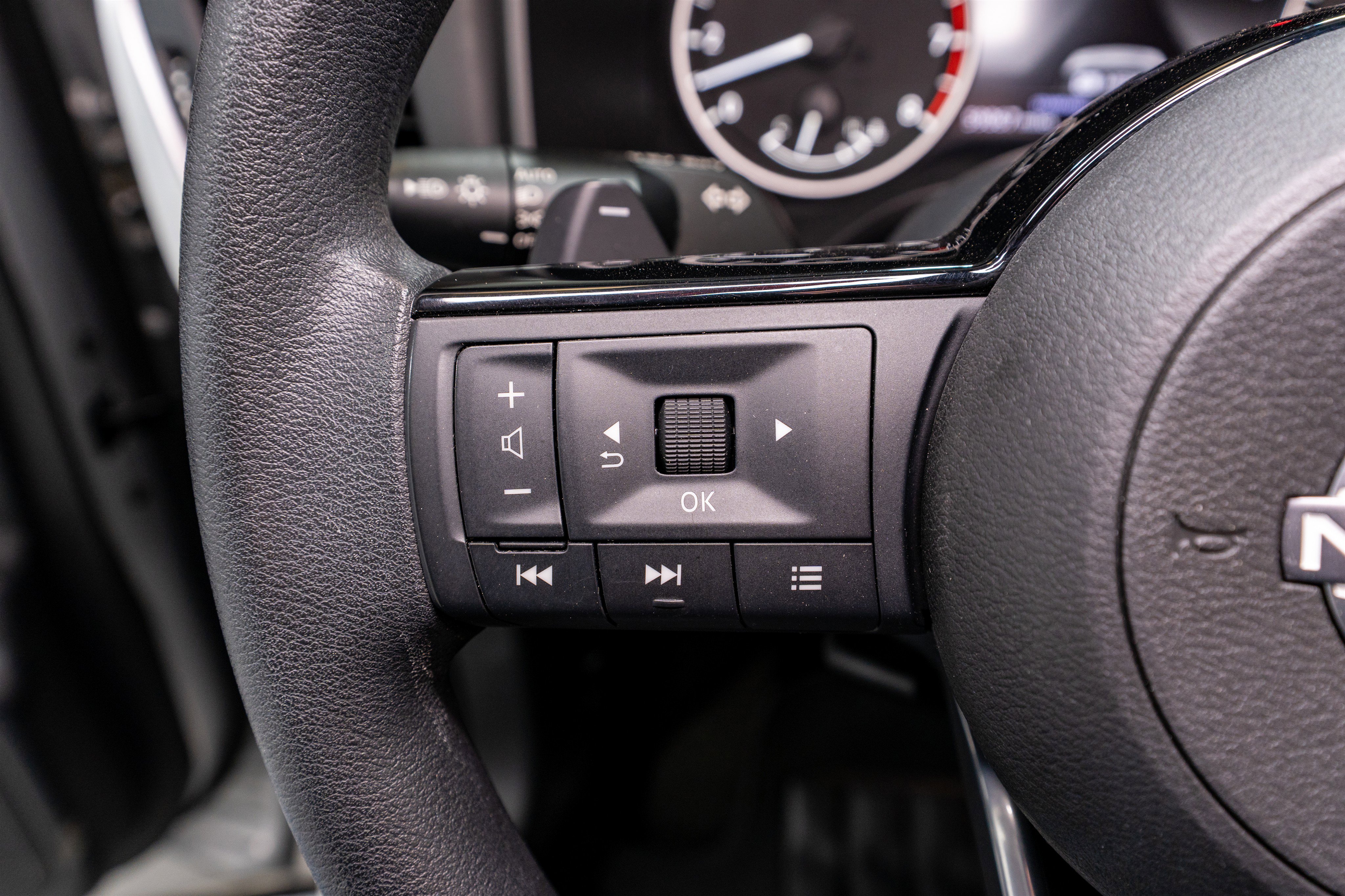 Used 2023 Nissan Rogue SV image 25