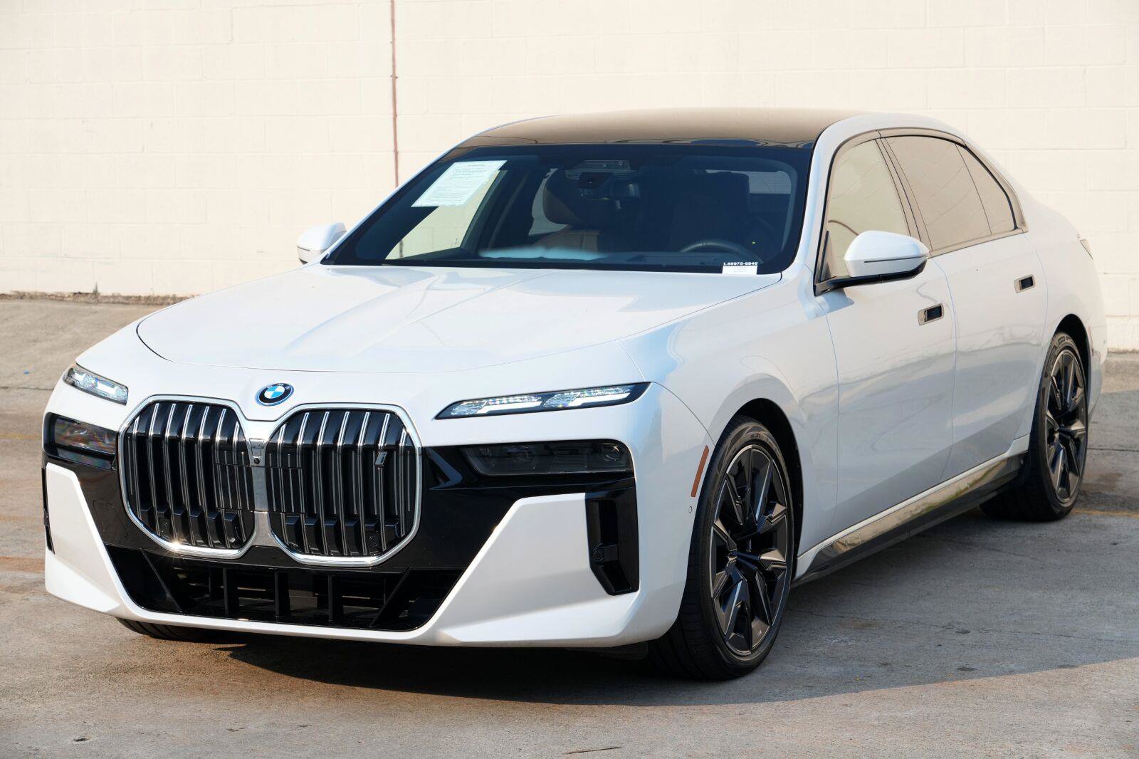 Used 2023 BMW i7 xDrive60 w/ Executive Package 2 AWD/4WD image 61