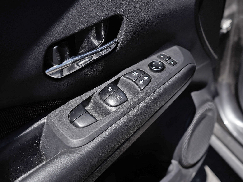 Used 2024 Nissan Kicks SR FWD image 19