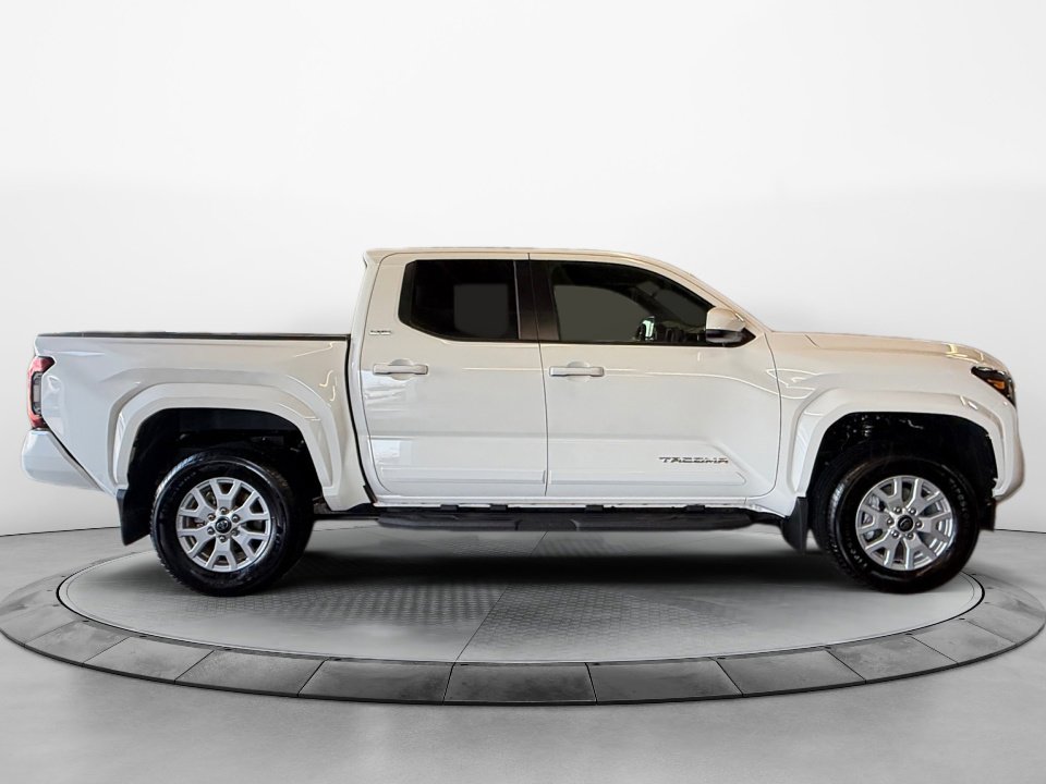 Used 2025 Toyota Tacoma SR5 AWD/4WD image 8