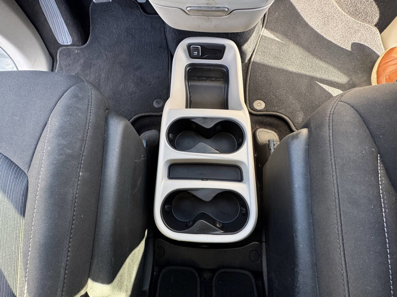 Used 2022 Chrysler Voyager LX image 58