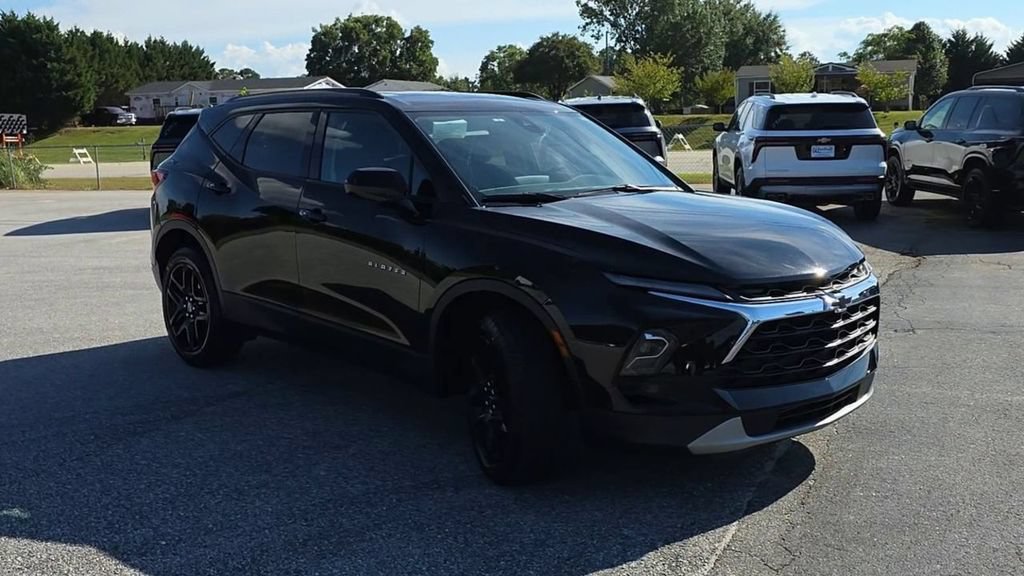 Used 2024 Chevrolet Blazer LT FWD image 2