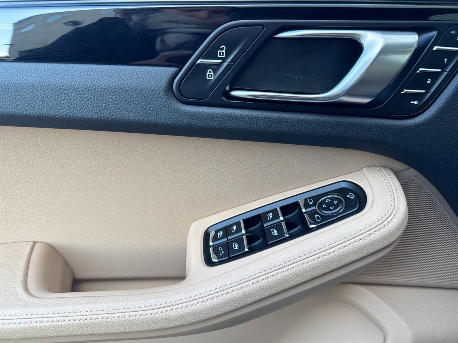 Used 2025 Porsche Macan image 12