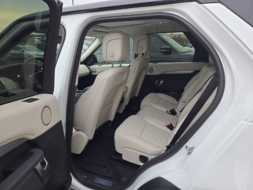 Used 2025 Land Rover Discovery Dynamic SE image 17