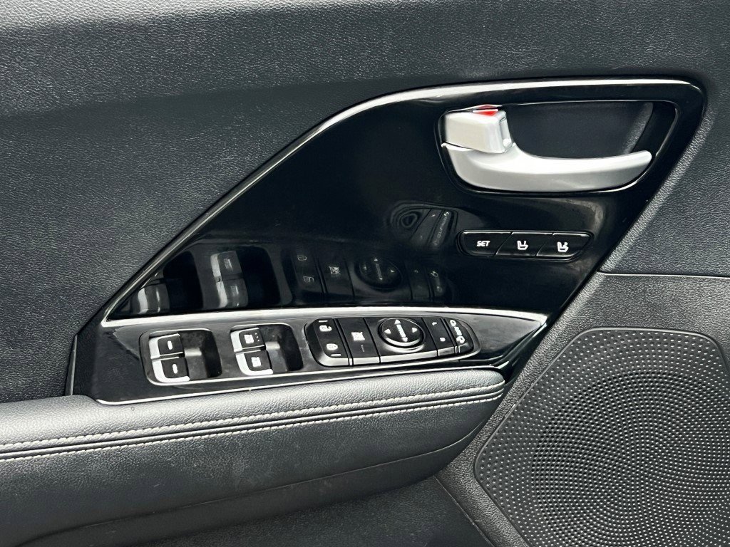 Used 2018 Kia Niro EX Premium image 13