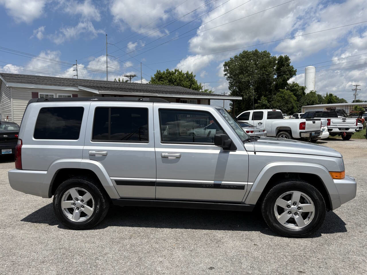 Used 2008 Jeep Commander Sport image 2