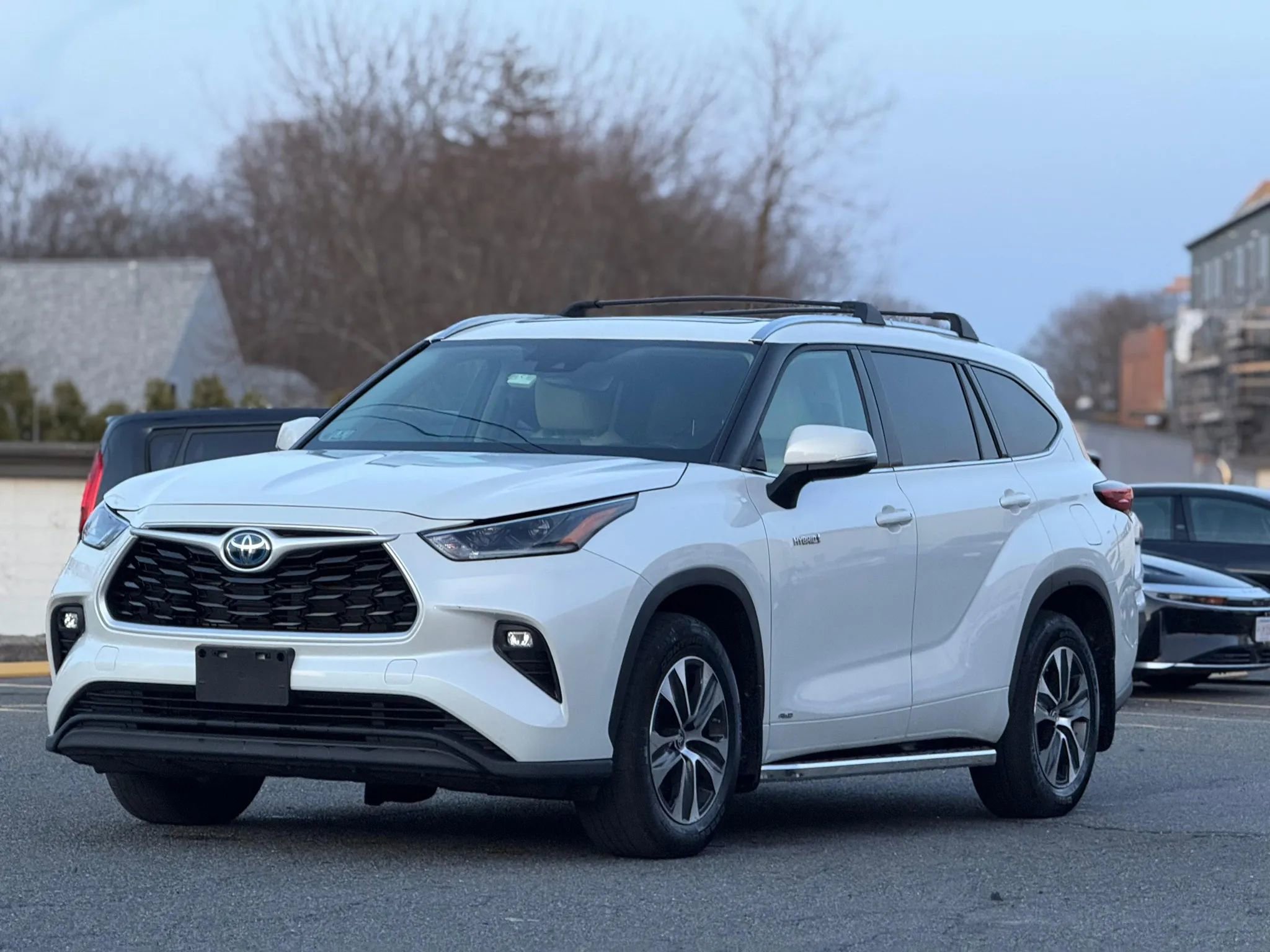 Used 2021 Toyota Highlander XLE AWD/4WD image 2