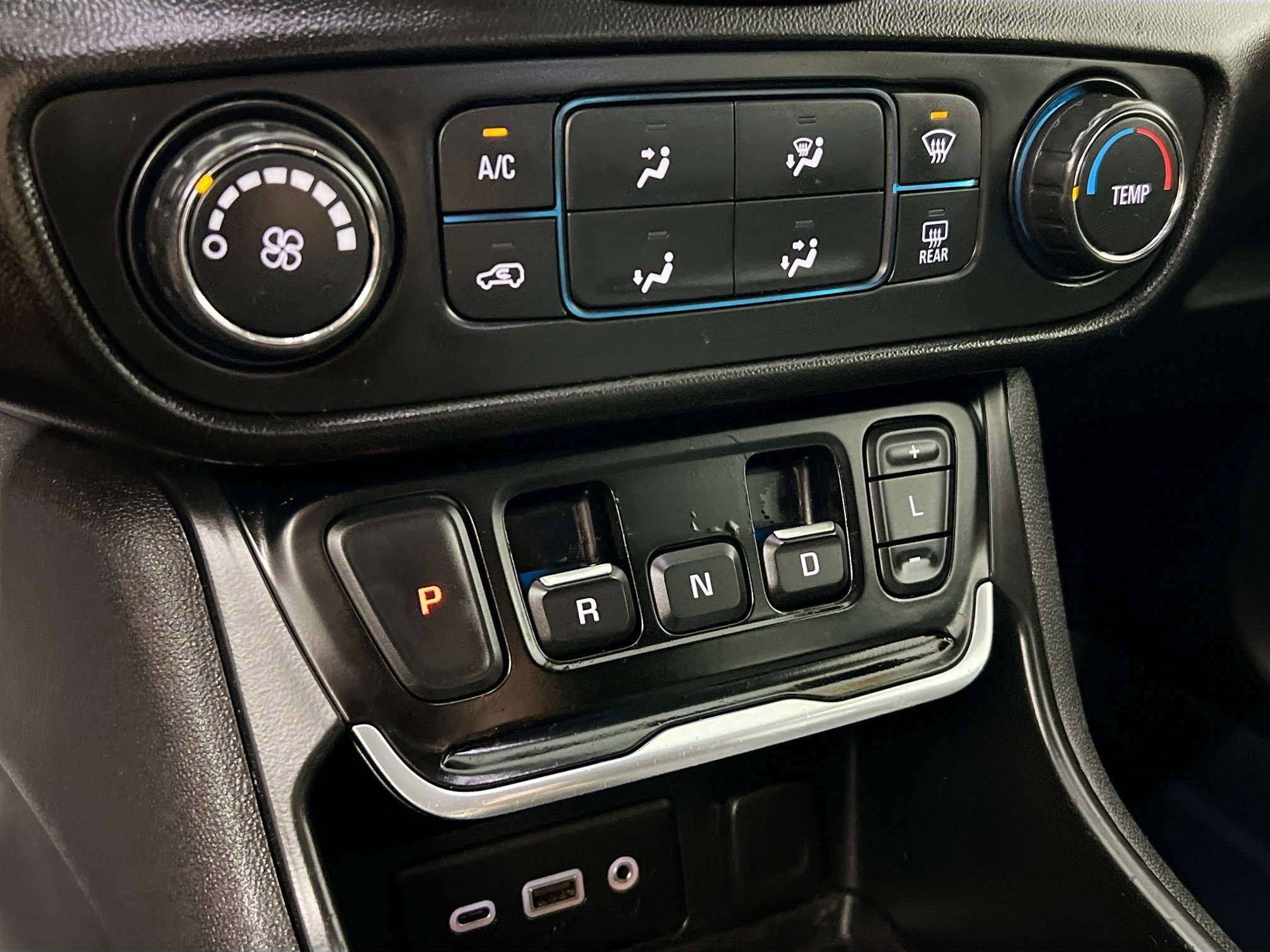 Used 2020 GMC Terrain SLE image 25