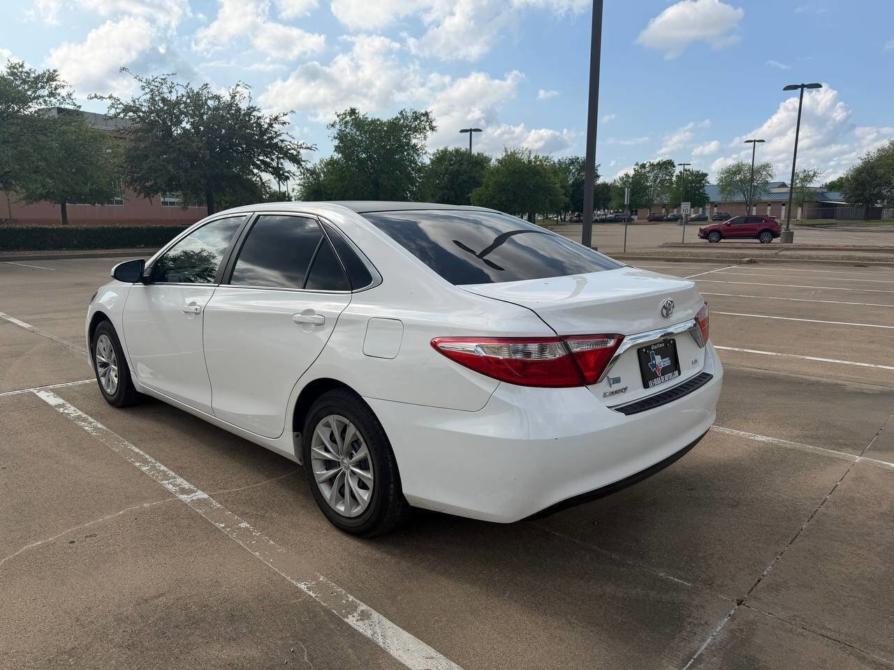 Used 2016 Toyota Camry LE image 4