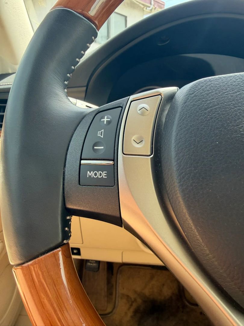 Used 2013 Lexus ES 300h w/ Luxury Pkg FWD image 16