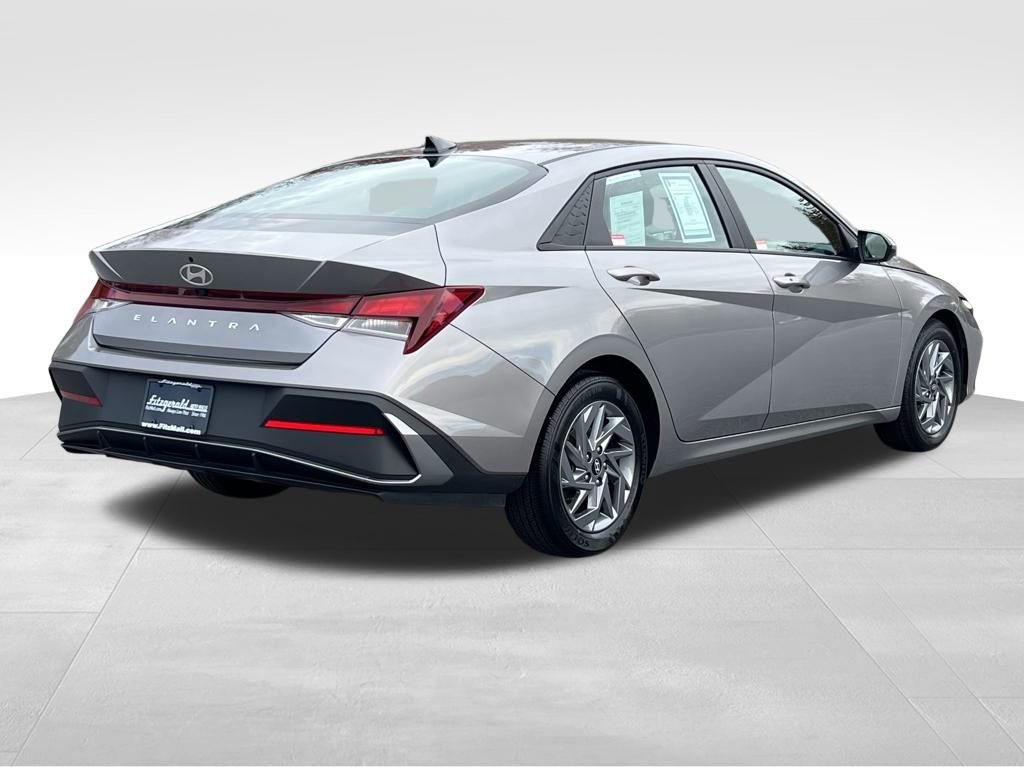 Used 2024 Hyundai Elantra SEL image 7