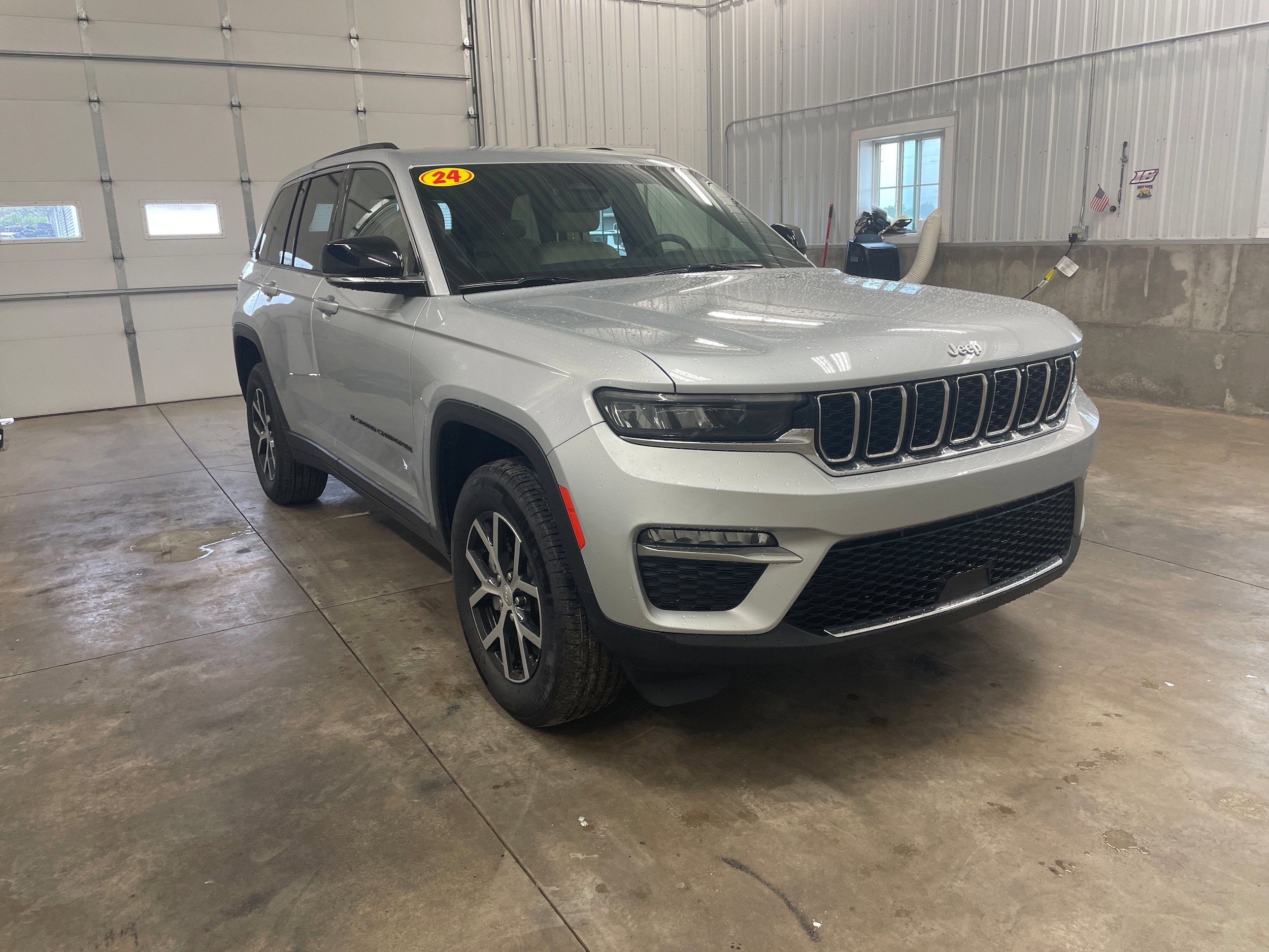 Used 2024 Jeep Grand Cherokee Limited AWD/4WD image 7