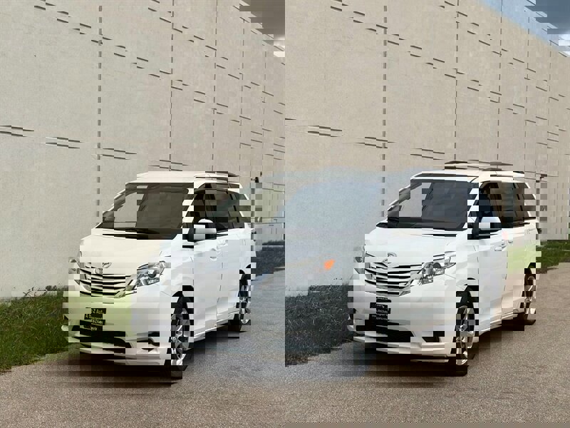 Used 2016 Toyota Sienna LE image 3