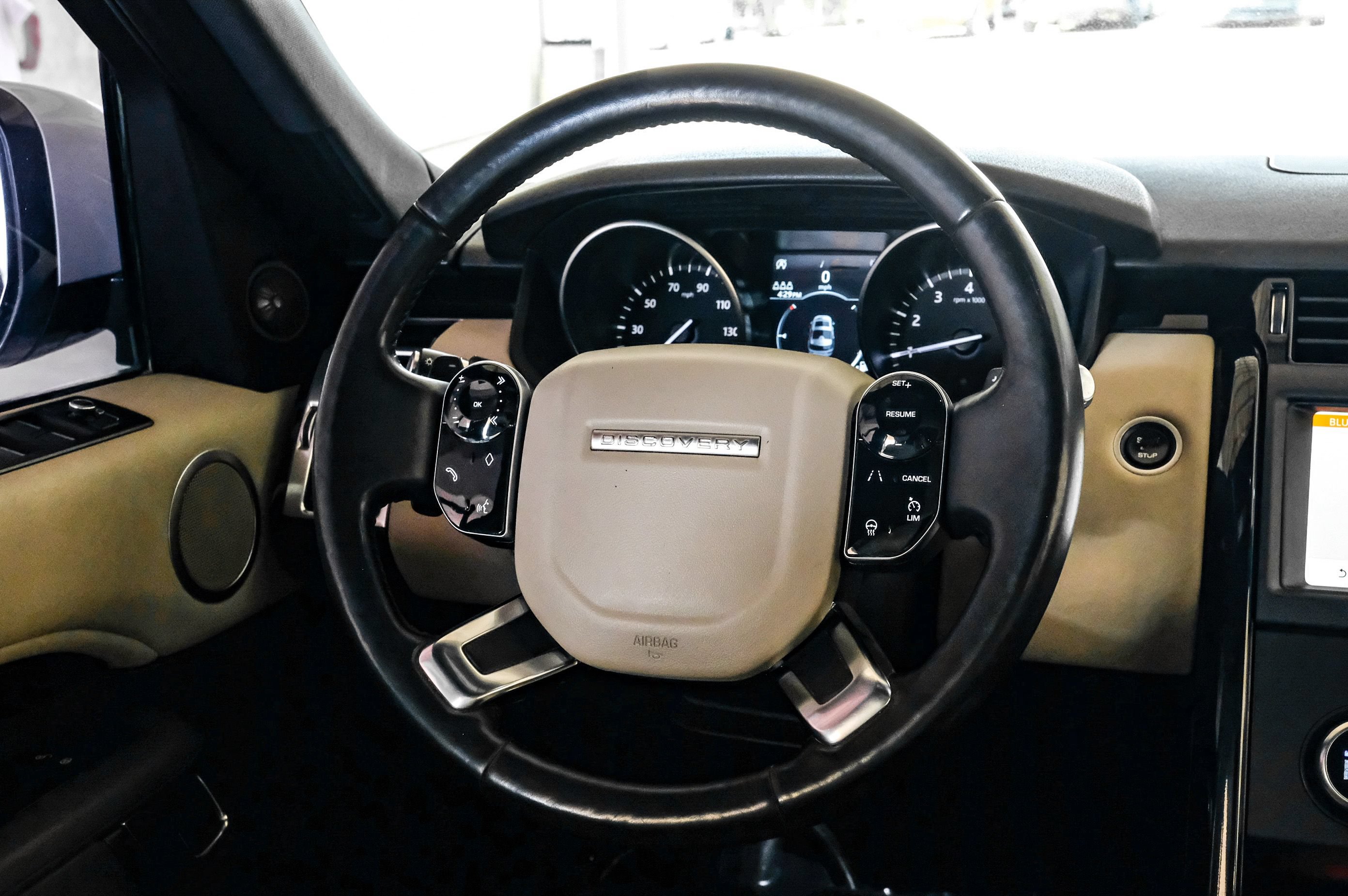 Used 2020 Land Rover Discovery SE AWD/4WD image 16
