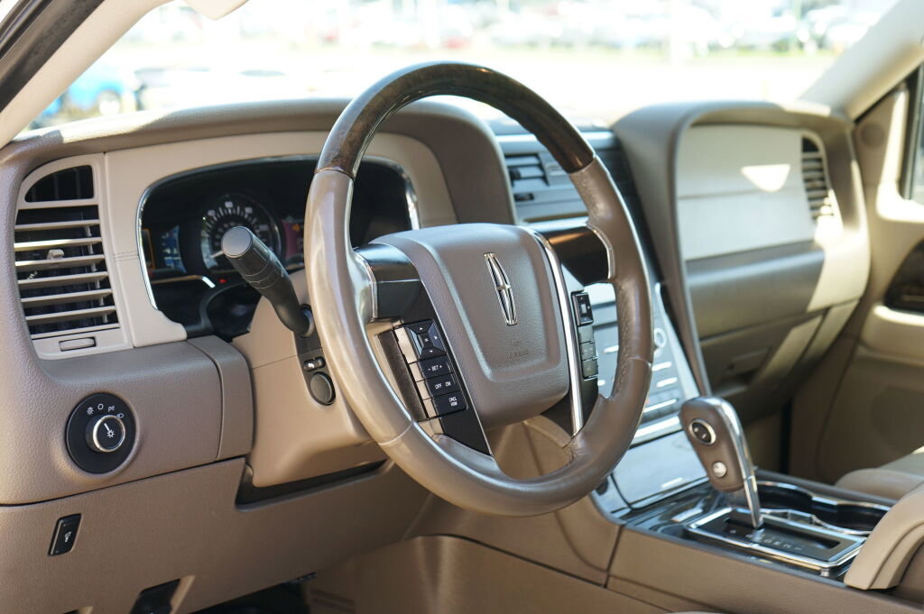 Used 2016 Lincoln Navigator Select AWD/4WD image 14