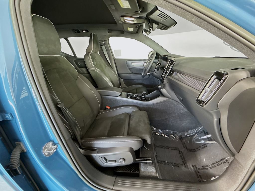 Used 2023 Volvo XC40 B5 Ultimate w/ Protection Package Premier image 30