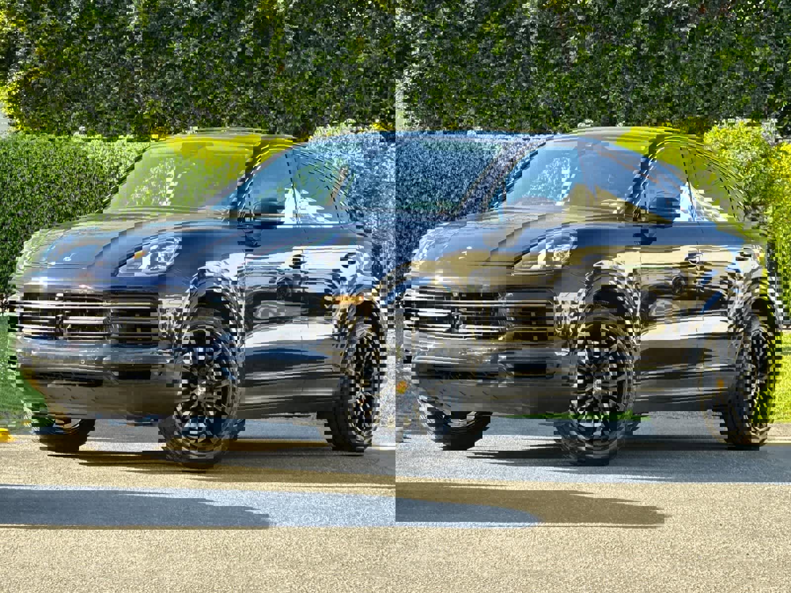 Certified 2023 Porsche Cayenne Platinum Edition w/ Towing Package w/o Tow Ball