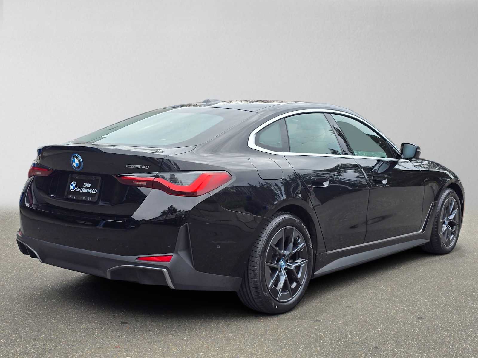 Used 2023 BMW i4 eDrive40 RWD image 3