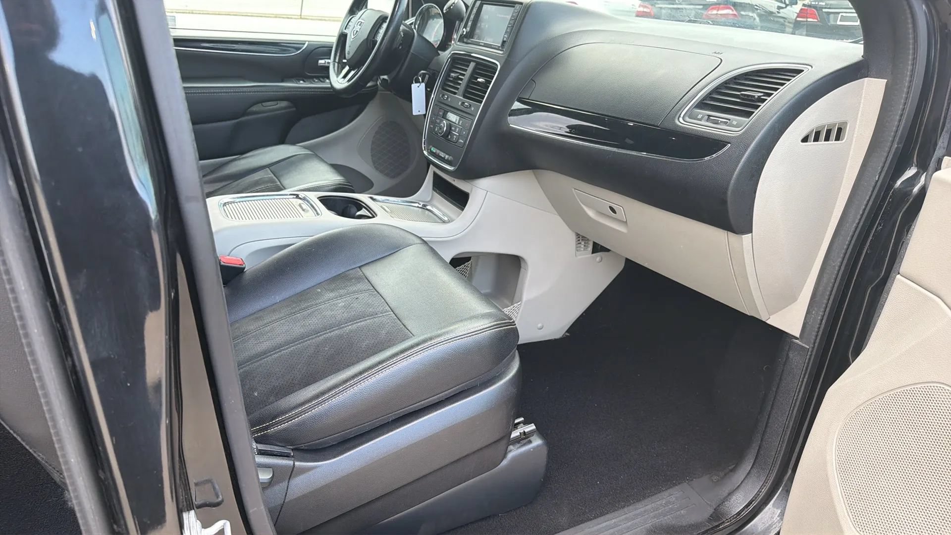 Used 2019 Dodge Grand Caravan SXT w/ Driver Convenience Group FWD image 84