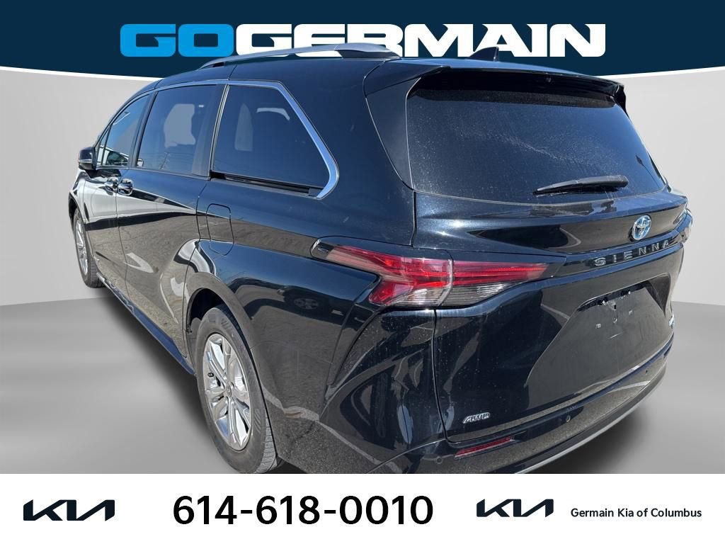 Used 2021 Toyota Sienna Platinum image 3