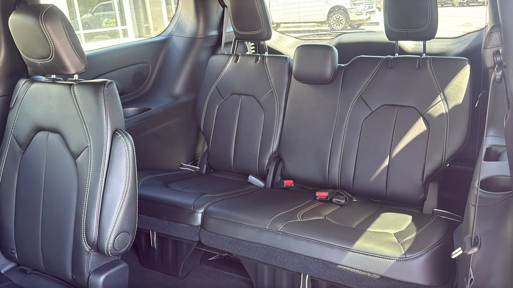 New 2027 Chrysler Pacifica Select AWD/4WD image 21