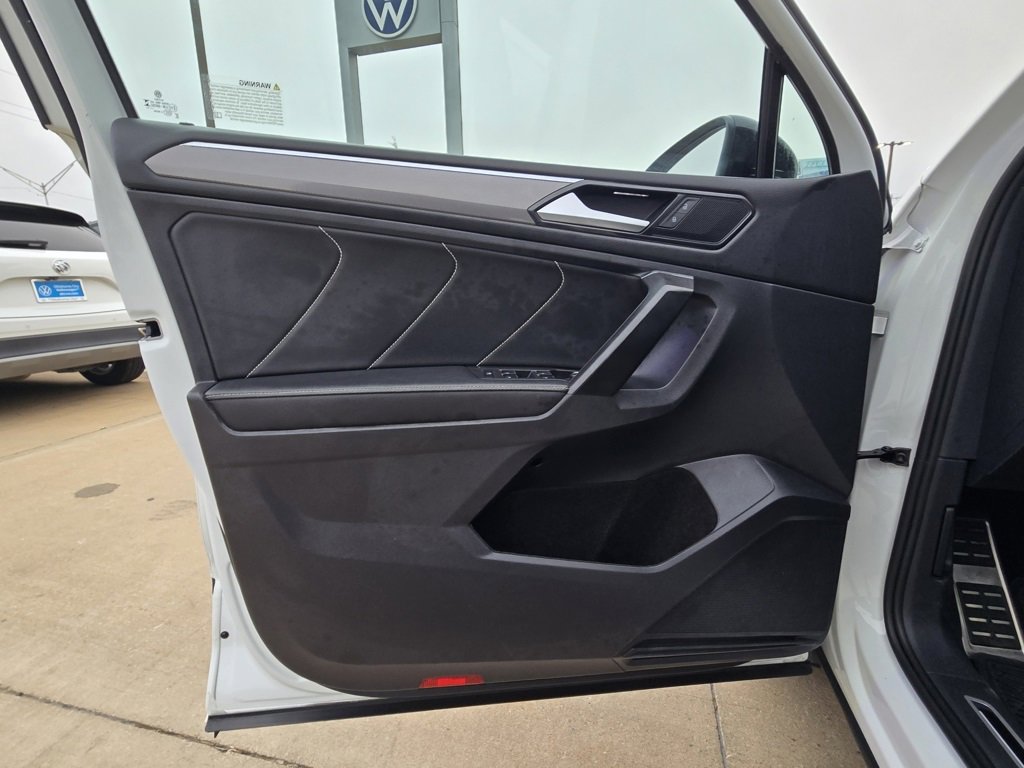 Used 2023 Volkswagen Tiguan SE R-Line image 11