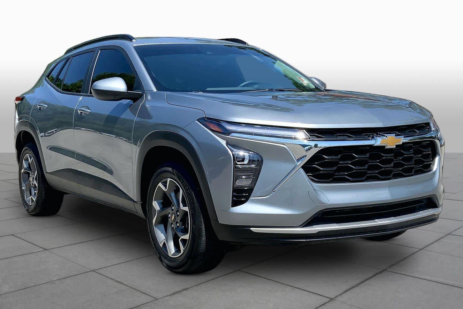 Used 2024 Chevrolet Trax LT w/ LT Convenience Package FWD image 3