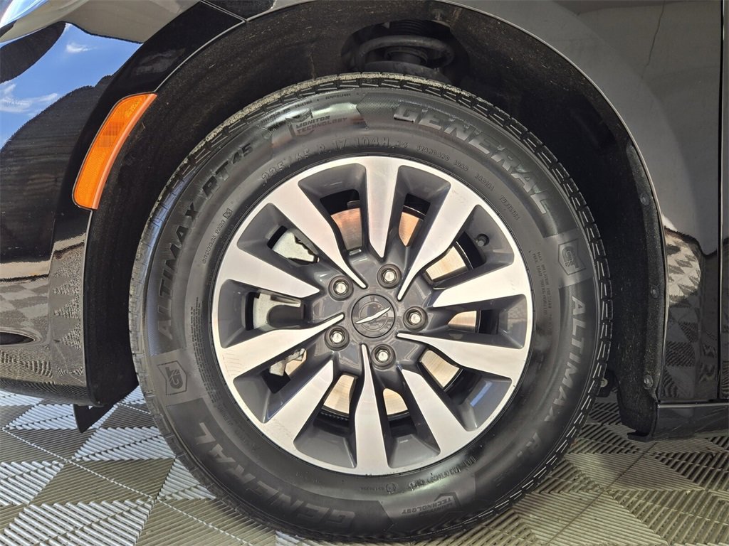 Used 2024 Chrysler Pacifica Select image 5