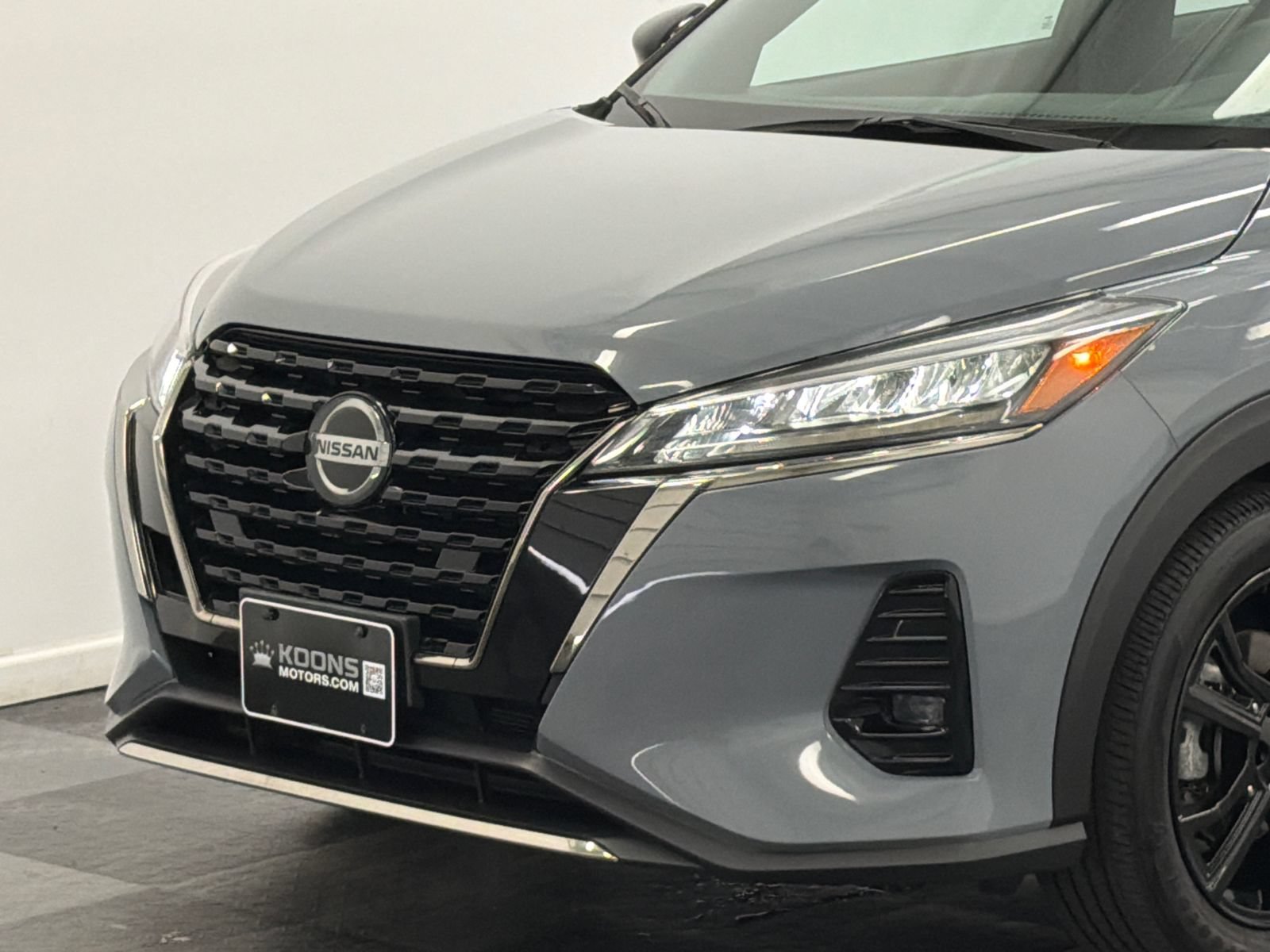 Used 2021 Nissan Kicks SR w/ SR Premium Package FWD image 2