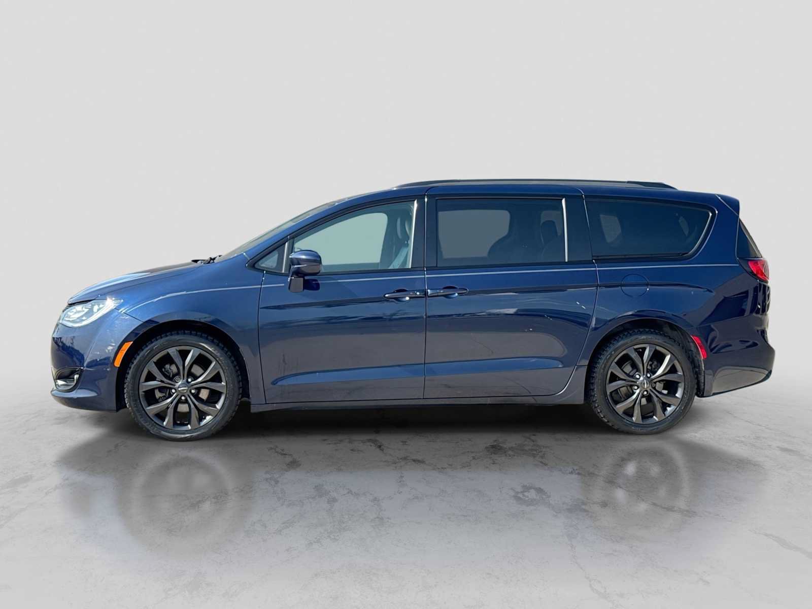 Used 2018 Chrysler Pacifica Touring-L Plus FWD image 3