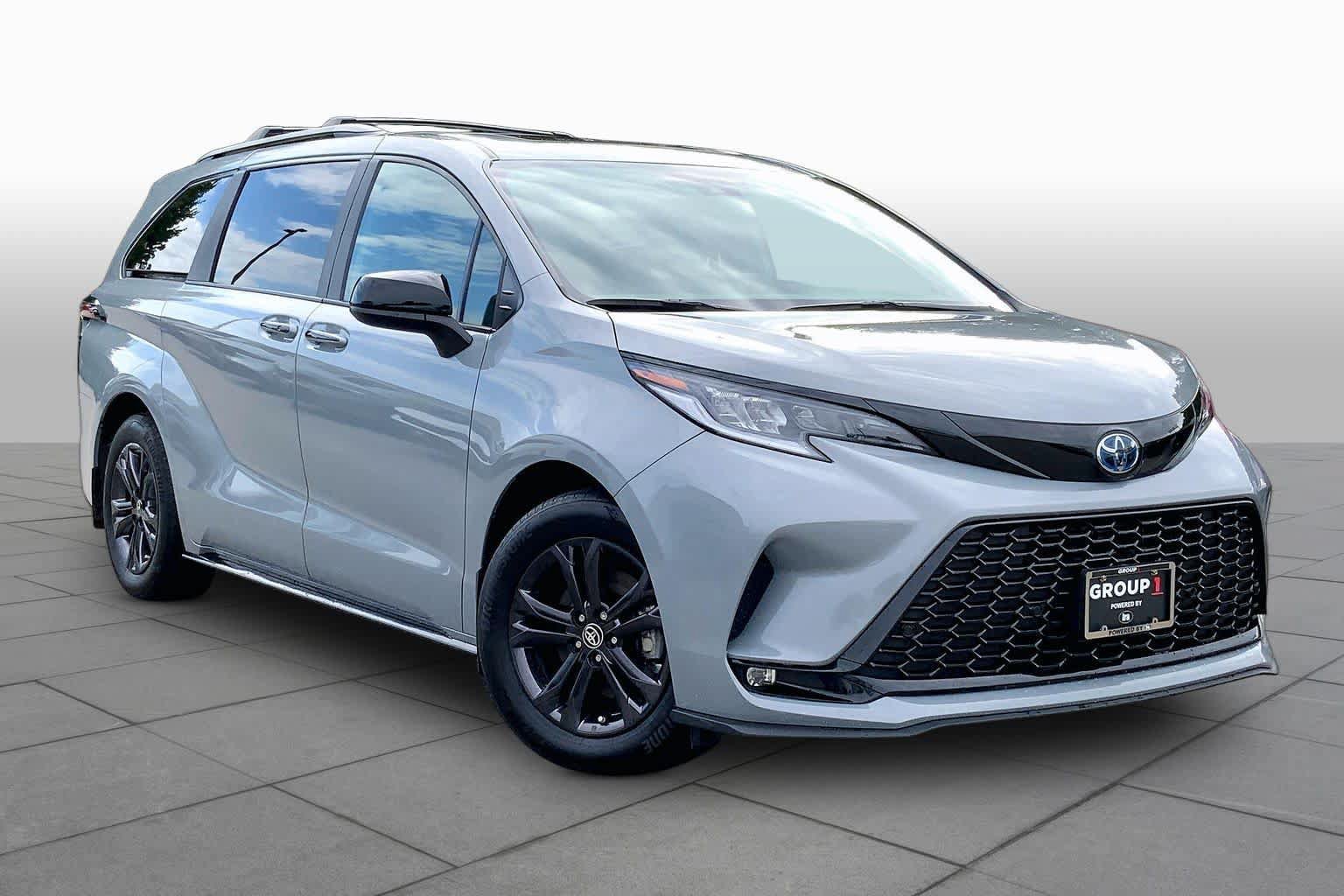 Used 2025 Toyota Sienna XSE w/ XSE Plus Package AWD/4WD image 3