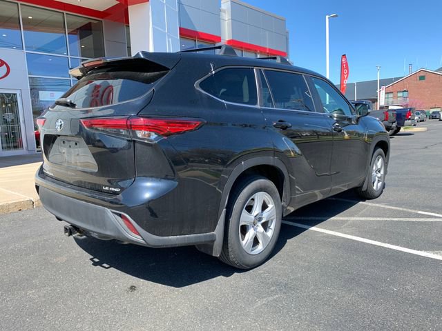 Used 2023 Toyota Highlander LE image 3