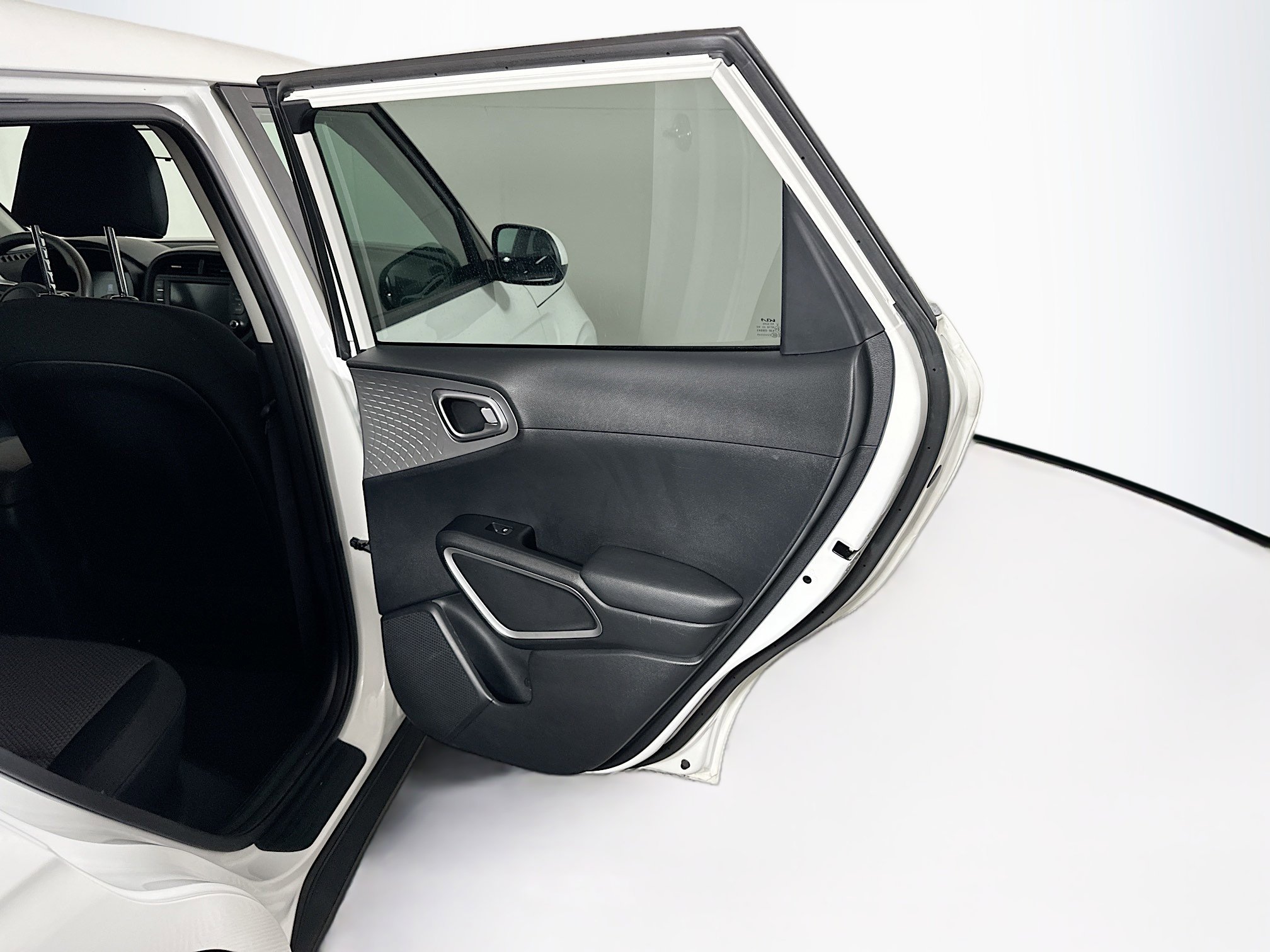 Used 2025 Kia Soul LX w/ LX Technology Package FWD image 28